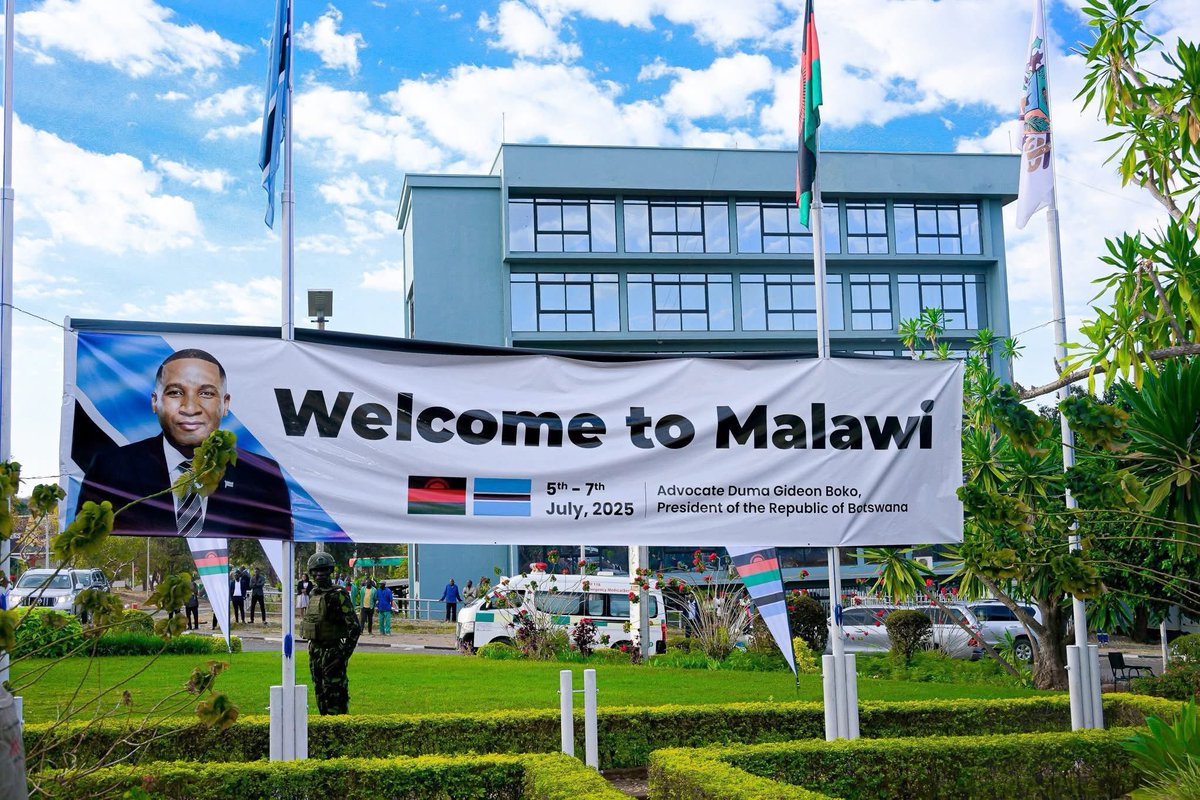 🇲🇼🇧🇼 Malawi and Botswana have signed two key MoUs to boost trade and investment — one on aquaculture and fisheries, the other between BITC &amp; MITC. The agreements aim to promote sustainability, economic cooperation &amp; private sector growth. 

Credit: BWPresidency