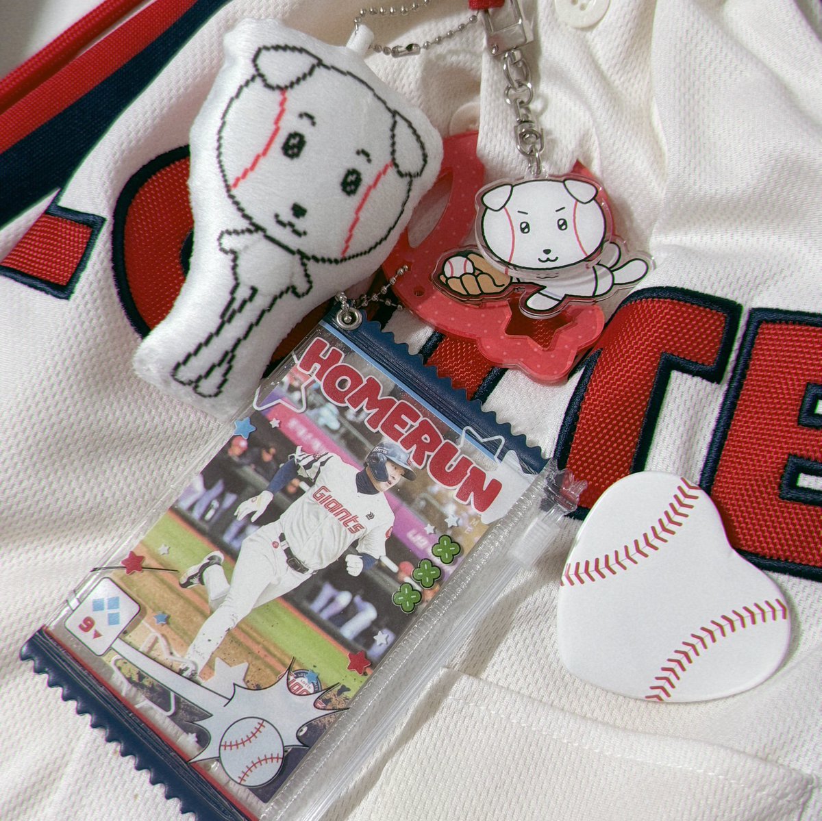 mondayhaters2's tweet photo. #RT 세 분께 굿즈 보내드립니다⚾️🤍

야구 포카 파우치 / 야구공 강하띠 굿즈 판매
· https://t.co/OdsHlkOyo8
· 7/6(일) 16:00 ~ 7/11(금) 23:59 https://t.co/31MlcmGQYU