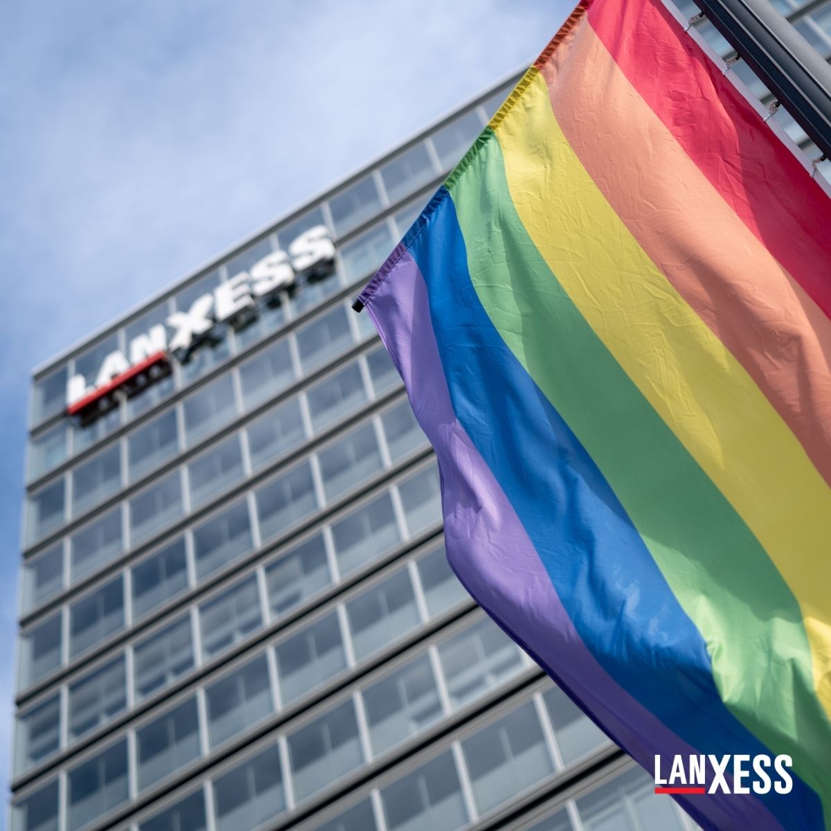 Happy #ColognePride2025! Wir wünschen heute allen Teilnehmenden ganz viel Spaß bei der CSD-Demo. Auch wir haben die Regenbogenflagge 🏳️‍🌈 vor unserer Konzernzentrale gehisst und setzen damit ein Zeichen für Akzeptanz und gegen Diskriminierung.