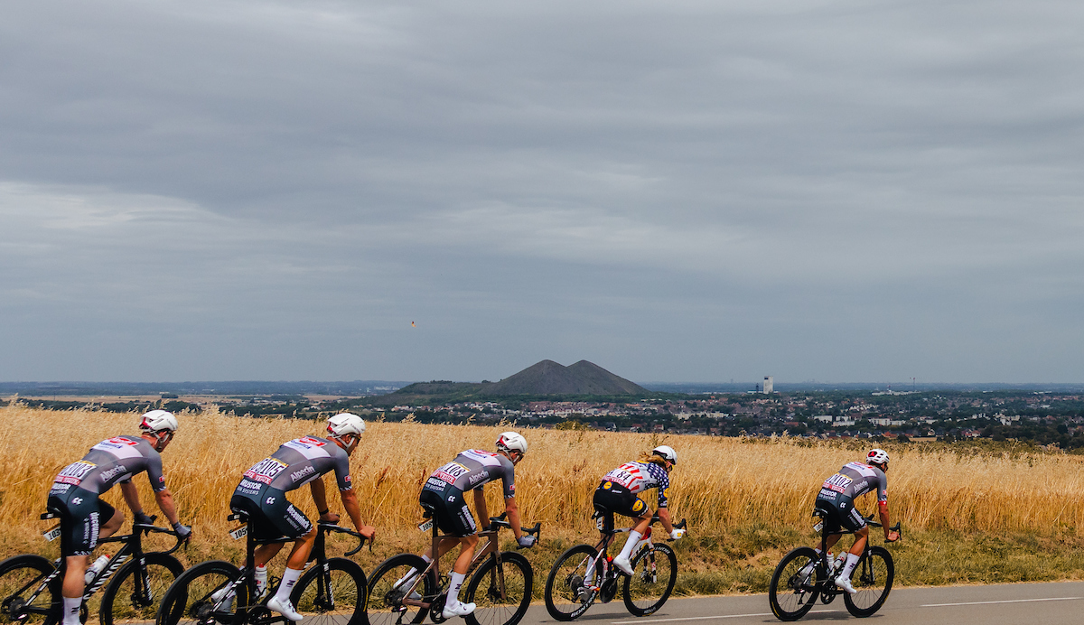 Want to get up to speed for Stage 2 of 🇫🇷 #TDFF2025?

Stage profile, favourites, key moments (and times), and how to watch - it’s all in today’s guide

👉 domestiquecycling.com/en/news/tour-d…

📷 Harry Talbot