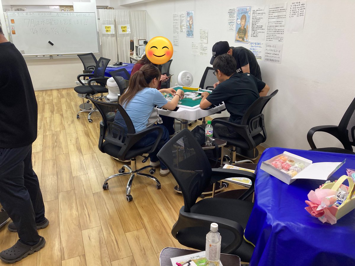 osigotopu's tweet image. 7/5ひかげ🌉営業日
2卓稼働
7月初日はこけて不安な走り出しだったけ
ど徐々に人が集まりました。
前回3冠王に輝いたKさんをみんなで拍手で称えつつ7月のランキング戦に向けて真剣に打ちました🧘
営業後はオーナーの奥様から頂いた差し入れをみんなで頂きました☺️
#ノーレート
#川口市
#ひかげ