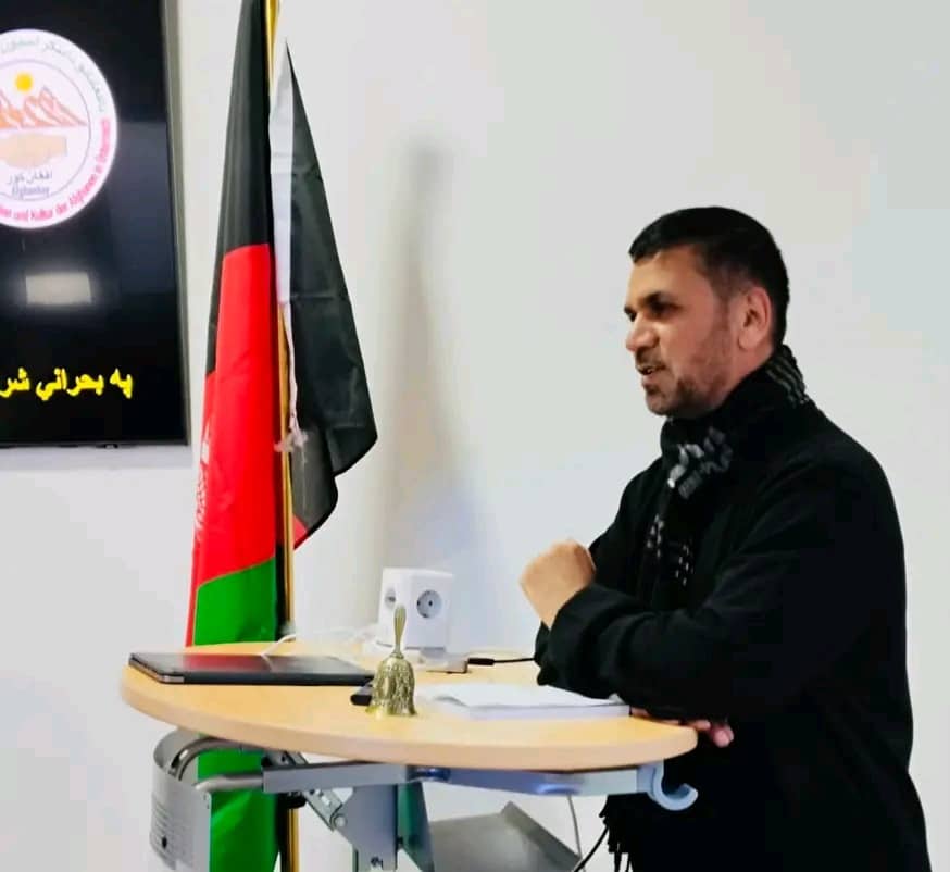 IsmaeelYoon's tweet image. ملي درې رنګه بیرغ مو د عزت، هویت، غرور، استقلال، آزادي او خپلواکې  بیرغ دی. دا بیرغ د حکمتونو نه بلکې د اولس او خلکو دی. حکمتونه به بدلېږي را بد لېږي خو دا سل کلن بیرغ به لا د اولس په زړونو رپېږي. بیرغ مو د مور د سر پړونی دی او پښتانه هېڅ وخت مور نه بې پړوني کوي.
 #بیرغ
