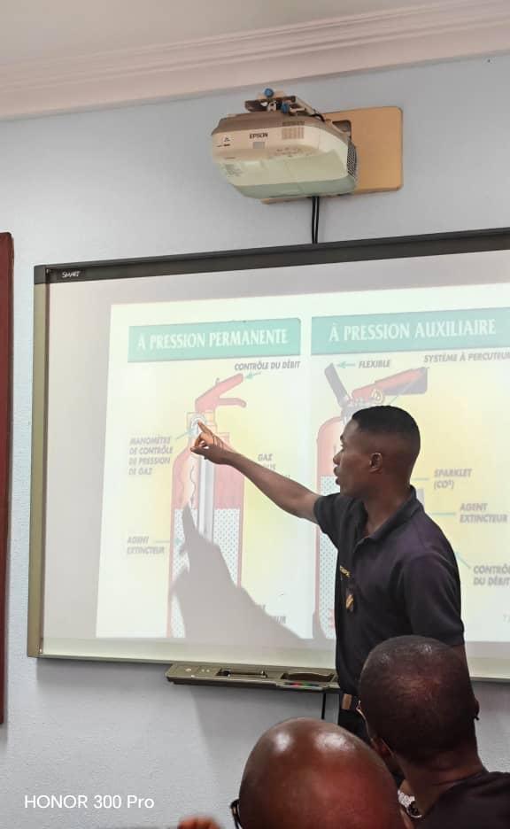 Les  volontaires du Comité départemental du Mfoundi ont pris part à la formation en sécurité incendie organisée au Centre des sapeurs-pompiers de Mimboman, à l’initiative du comité d'arrondissement Croix-Rouge de Yaoundé 5.