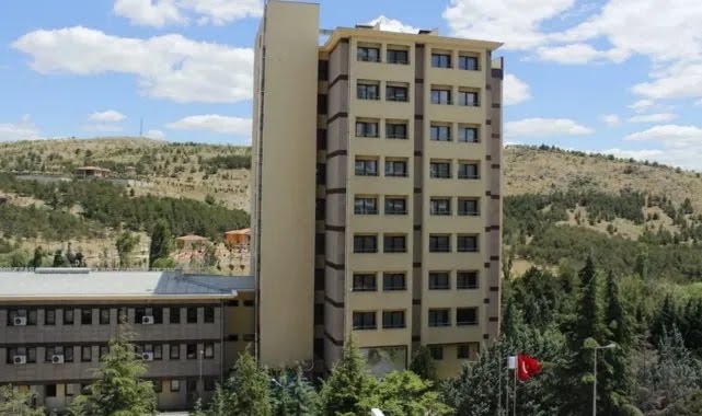 Çalışma ve Sosyal Güvenlik Bakanlığı'na ait, Ankara merkezde bulunan 13 katlı ve 52 daireli bir binanın çok düşük bir bedelle kiraya verildiği iddiası, TBMM'de tartışma konusu oldu.
Aylık kira: 88 bin TL 
Daire başı: 1692 TL 
Siz ne kadar kira ödüyorsunuz?