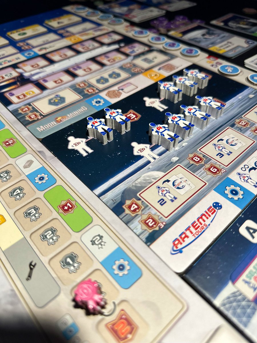 RedCodeGames's tweet image. Primeras partidas en solitario al chaquetón beige. Las diferentes corporaciones van a hacer que el juego tenga mucha vida. Al principio muchas reglas que ir mirando pero en cuanto te hace click, va solo. El bot muy fácil de manejar.
🎲 Shakleton Base
