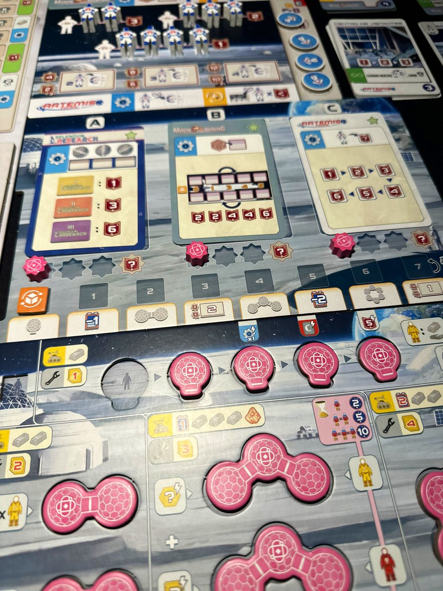 RedCodeGames's tweet image. Primeras partidas en solitario al chaquetón beige. Las diferentes corporaciones van a hacer que el juego tenga mucha vida. Al principio muchas reglas que ir mirando pero en cuanto te hace click, va solo. El bot muy fácil de manejar.
🎲 Shakleton Base
