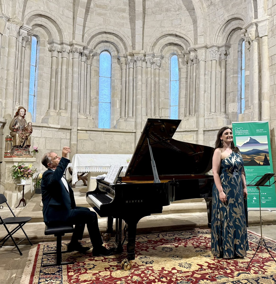 amoral07's tweet photo. #BethTaylor es una joven mezzo escocesa que posee una voz importante, mucha sensibilidad y una gran frescura interpretativa. En su recital de ayer, junto a #JuliusDrake, en la preciosa iglesia de Tuesta (Álava) dentro de la @schubertiada de #Valdegovía pudimos disfrutar de un recital sensacional con un programa tan variado como interesante con una selección de canciones de Schubert, Granados, Tailleferre, Andrea Holmés (un descubrimiento), Mahler y Brahms.