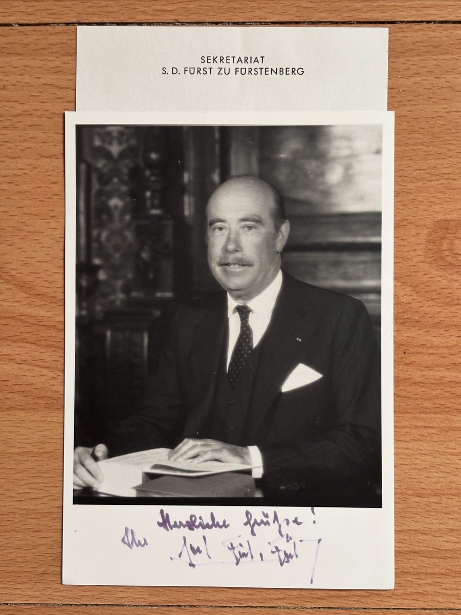 GeertJanssens68's tweet image. 📬 40 jaar geleden in de brievenbus… vandaag trots in de collectie:
Een gesigneerde foto van Vorst Joachim zu Fürstenberg – een naam die niet alleen weerklinkt in adellijke salons, maar ook in bierglazen. 🍺
👑 Als hoofd van het oude Duitse vorstenhuis Fürstenberg (Zwarte Woud)…