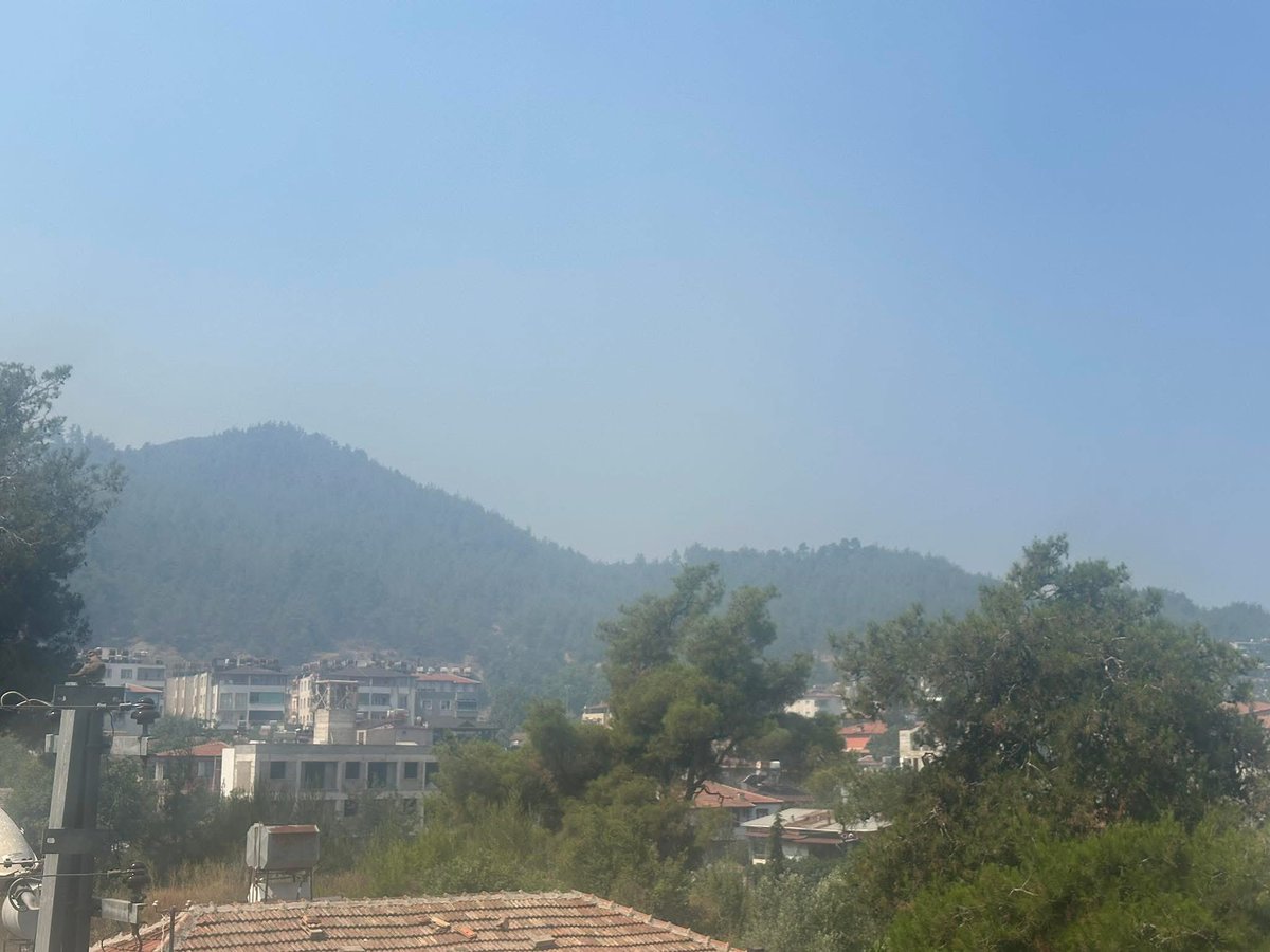 Yayladağı semalarında oluşan dumanın sebebi Suriye’deki yangınlar
Yangın düne göre yavaşladı ancak Fırınlık ve birkaç bölgede devam ediyor. 
Türkiye’ye henüz yakın değil. 
Türk ekipleri hem sınır hattında hem de Suriye içerisinde müdahaleyi sürdürüyor. #yangın #yayladağı #suriye