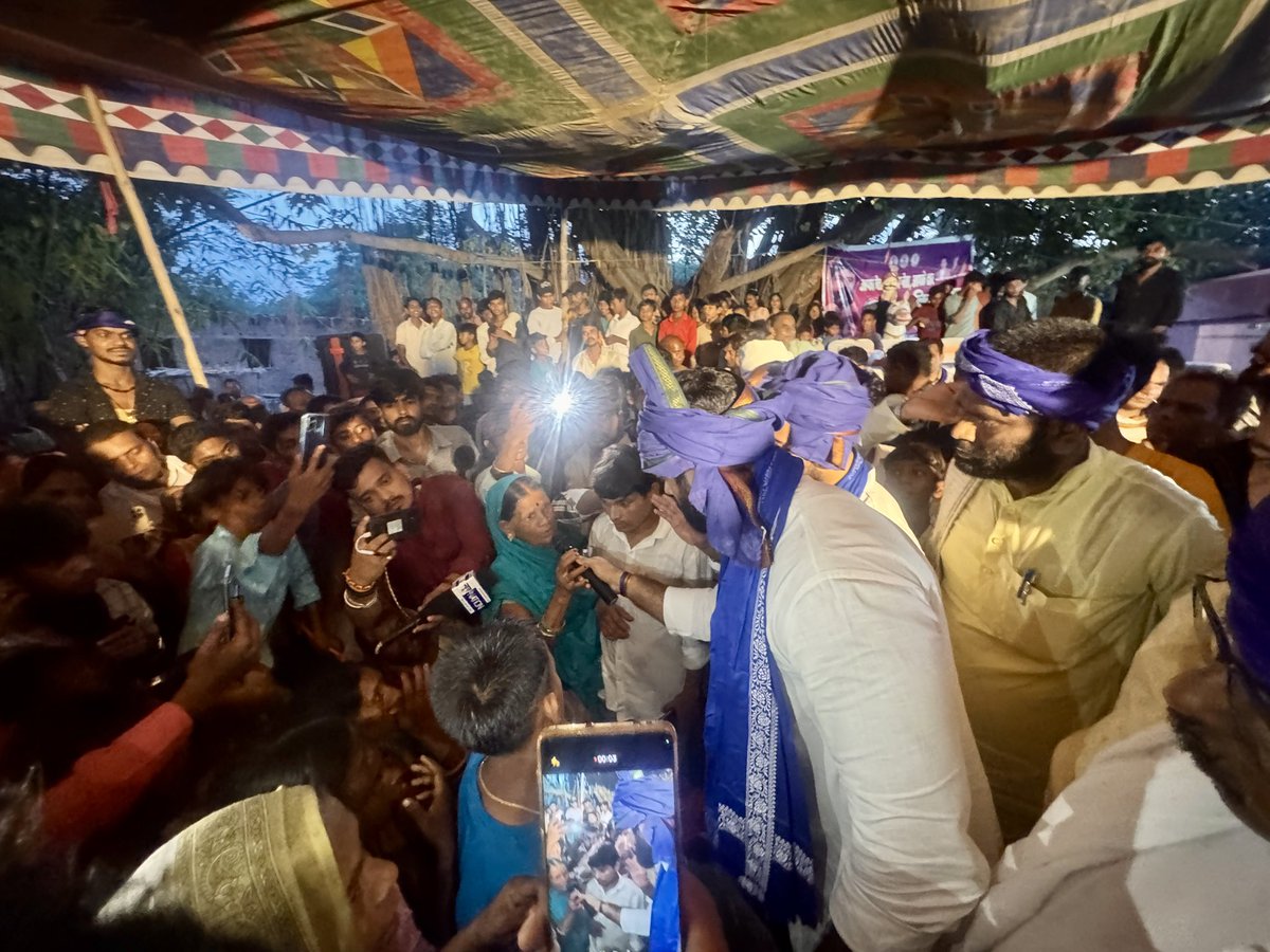 princerajpaswan's tweet photo. प्रदेश में जनसंपर्क अभियान के तहत कल वैशाली जिले के हाजीपुर लोकसभा अंतर्गत राजापाकड़ विधानसभा में राजापाकड़ दक्षिणी वार्ड न० १२ के दलित टोला में दलित चौपाल में भाग लेकर उनकी समस्याओं को आत्मसात किया। 
बिहार की दलित विरोधी सरकार के प्रति स्थानीय लोगों ने मूलभूत सुविधाओं में अनदेखी को लेकर नाराजगी जताई एवं आने वाले चुनाव में बदलाव का समर्थन किया ।
