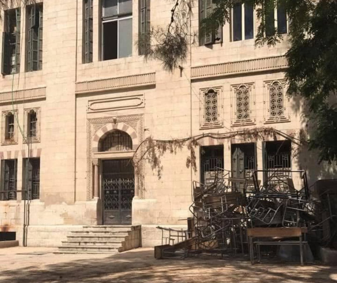 Siria. Il Liceo francese che ha ispirato i famosi versi di Franco Battiato: "Studenti di Damasco vestiti tutti uguali" (da L'Era del cinghiale bianco). Mia foto scattata nel luglio 2017