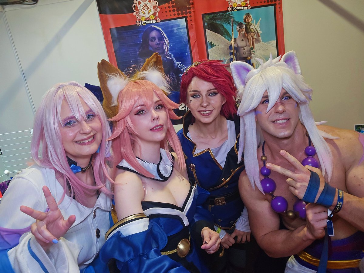 Saturday at #MetropoliComicCon #Spain selfies 🥰
The community is super sweet! Photos from the cosplay contest and DOG COSPLAY contest will follow 🥹