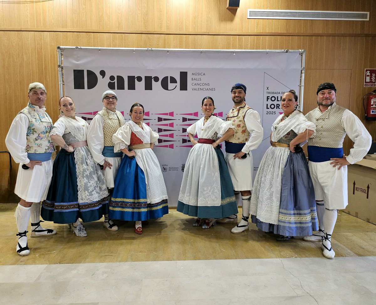 Hui la A.C. Grup de danses La Senyera, a participat, en el programa de folklore de la Diputació de València en Carlet 
X Campanya D'Arrel.