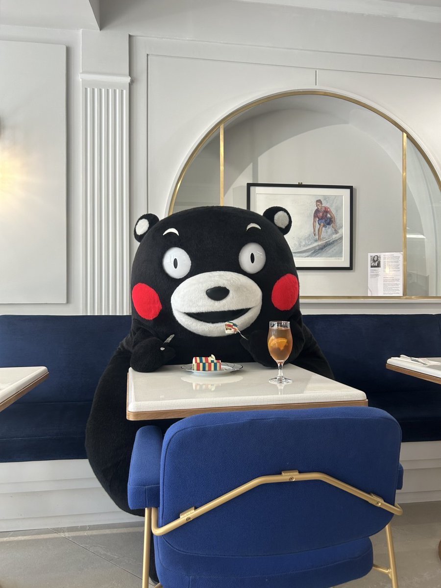 今度は芸術の都・パリにやってきたモーン☆セーヌ川沿いから見るエッフェル塔はかっこよかったモン！そのあとは大統領府ミュージアム「ラ・メゾン・エリゼ」に行ったモン！大統領が使っていたものや、贈られたものば見学したモーン！普段は見られないものばかりで、思い出に残ったモン☆