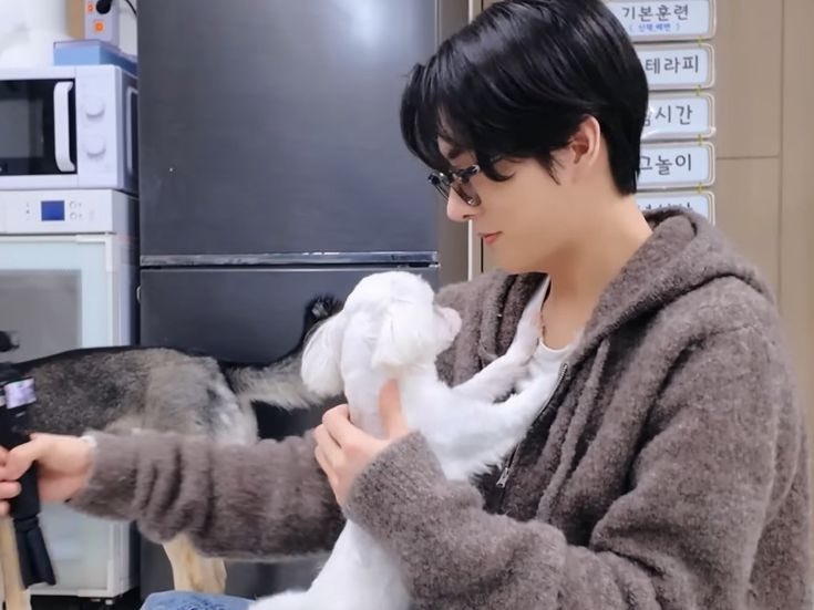 love me, love me
sunjake au. 

in a desperate search for a roommate, iñigo ( jk ) stumbles upon elias ( sn ), the literate IT student he never thought he’d share his newly rented condo unit with.