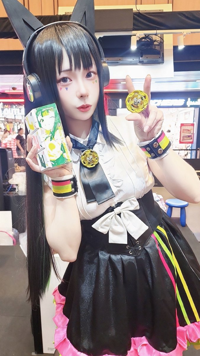 _Delphinix_'s tweet photo. Multi with Multi's Bey Case! This one is so cute!! Now I want one of my own too! 🤭🥰❤️

_____
#BeybladeX #Multi #MultiCosplay #BeybladeXSG #BeybladeChampionship #MultiNanairo #WizardRod https://t.co/hAnCdIkB8V