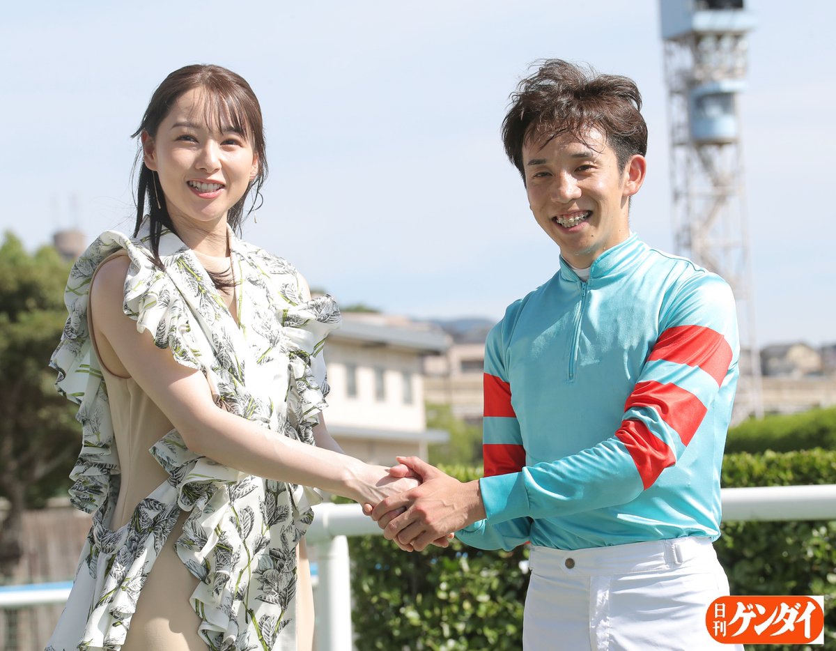 gendai_keiba's tweet image. 第６０回北九州記念、表彰式プレゼンターは桜井日奈子さん。
ヤマニンアルリフラを勝利に導いた団野大成騎手と笑顔のツーショットを。
#団野大成 #桜井日奈子
#ヤマニンアルリフラ #北九州記念