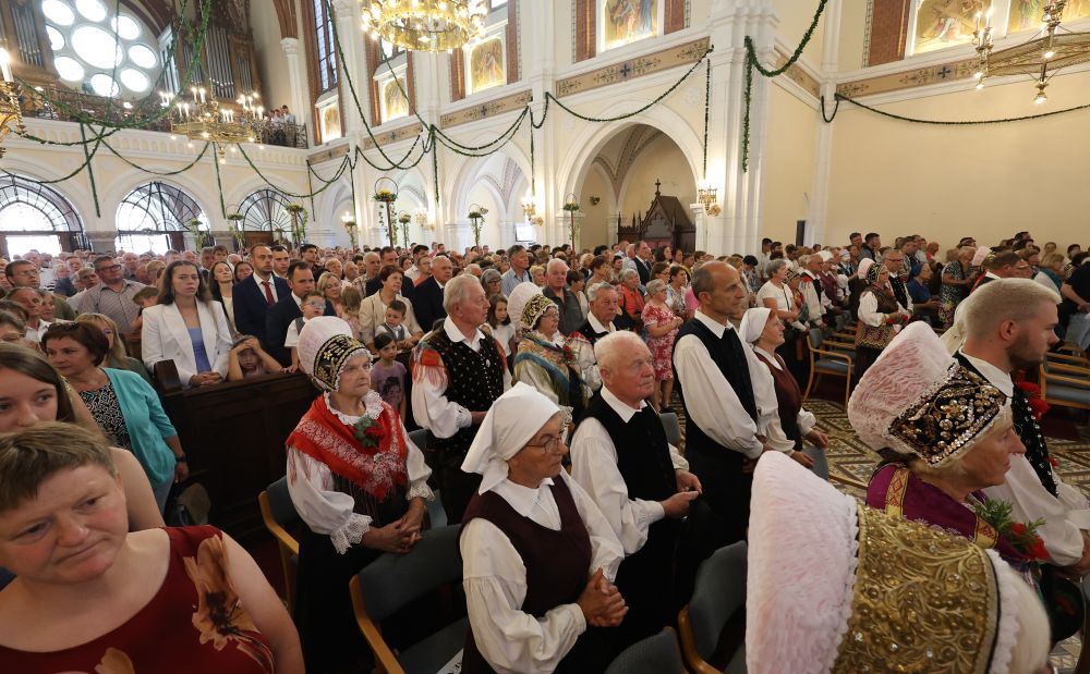 DruzinaSi's tweet image. [FOTO 📸] Svečano! 🤩 Prvi utrinki z nove maše Matije Goloba v Župniji Šmartno pri Litiji. 📸: Jože Potrpin