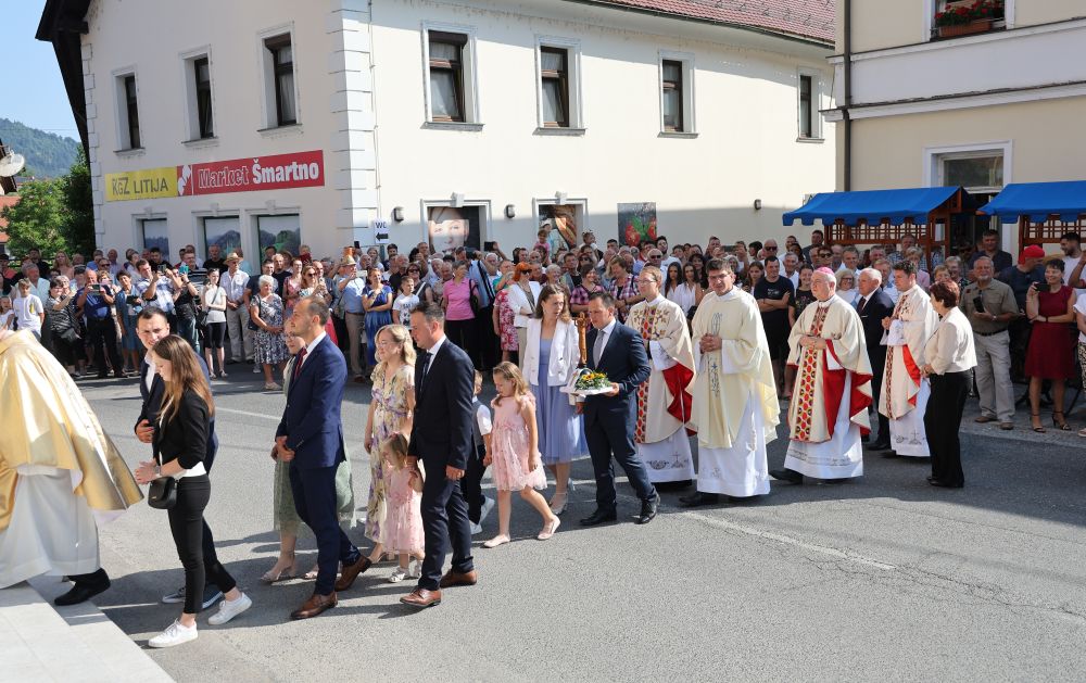 DruzinaSi's tweet image. [FOTO 📸] Svečano! 🤩 Prvi utrinki z nove maše Matije Goloba v Župniji Šmartno pri Litiji. 📸: Jože Potrpin