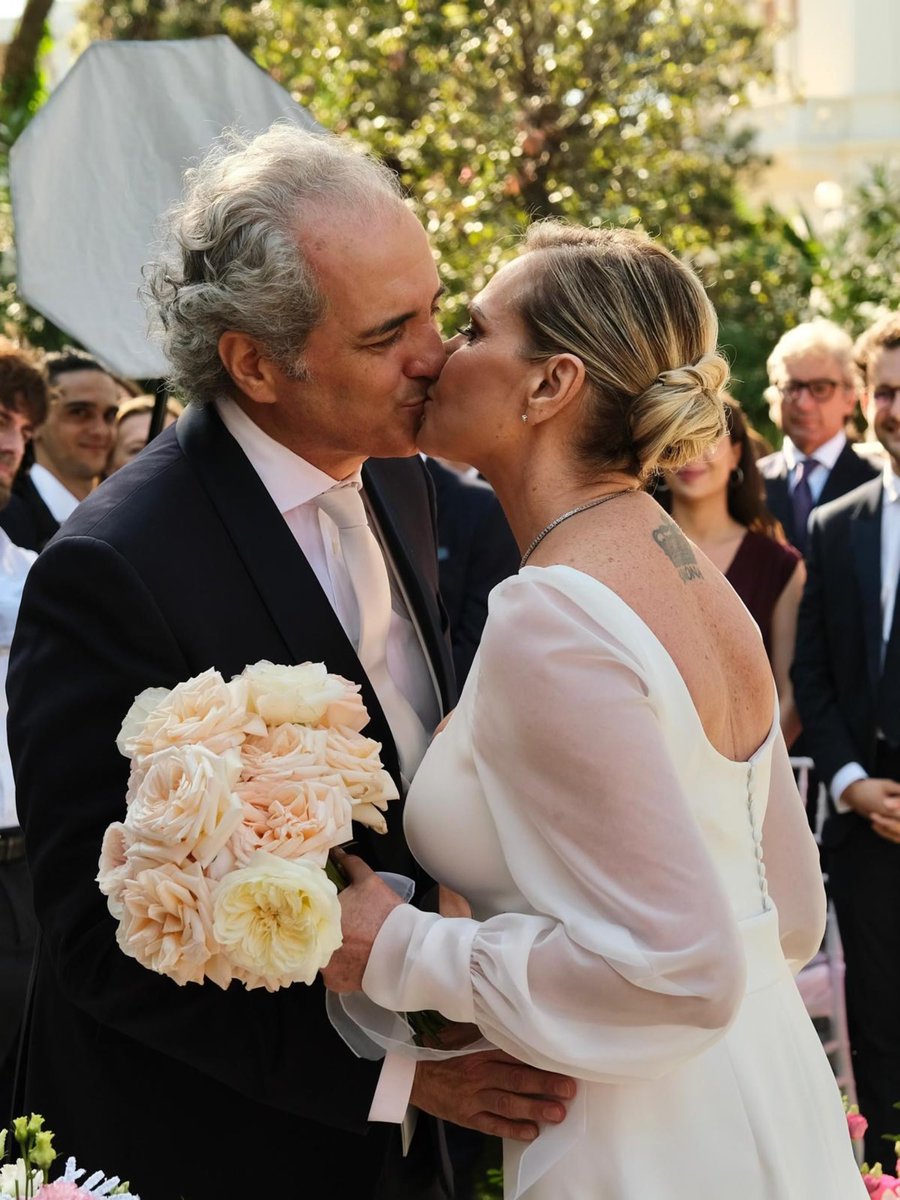 Simo_Ventura's tweet image. Amore mio… oggi, 1 anno fa, diventavamo marito e moglie 🩷 esattamente il 6 luglio se l’aveste dimenticato (vero @fabfazio @chetempochefa ?! 😄🤣) 
È stata una giornata meravigliosa circondata da tanto amore e affetto di chi ci vuole bene. Una splendida tappa della nostra vita…