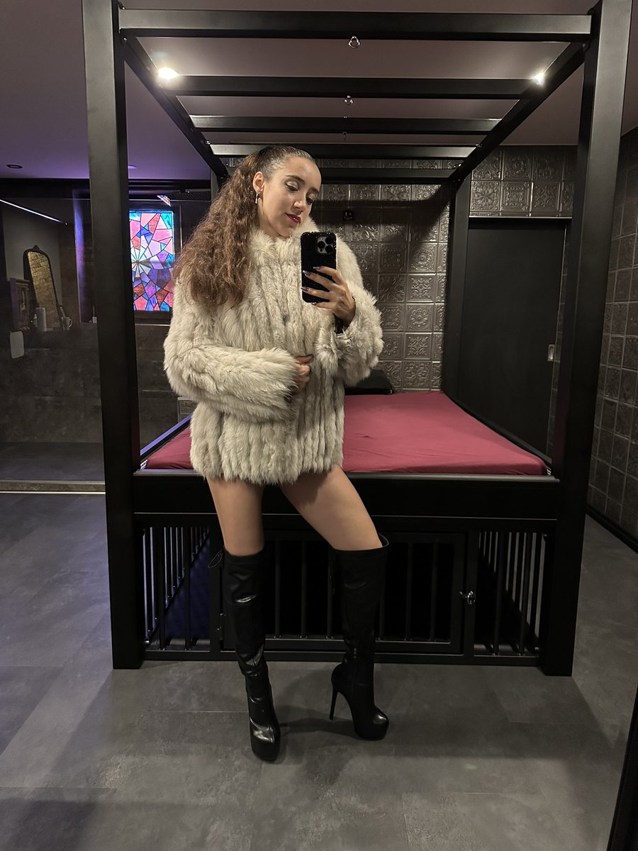 Wearing nothing under my second hand fur 😈

onlyfans.com/onlymedea