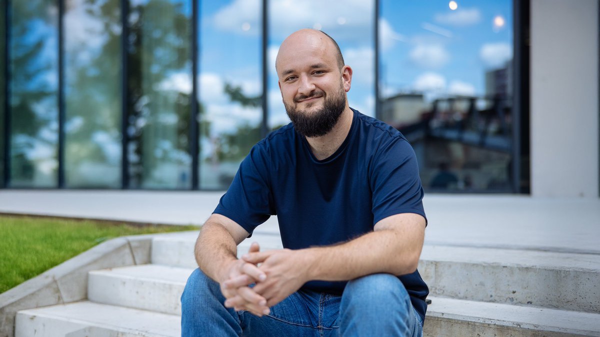 "Na nové desce mám písničku, kde se zpívá: „Říkala paní Macatá, že je Země placatá.“ To, co kdysi bylo v učebnicích prvouky pro třetí třídu, se dneska řeší na politické úrovni. Je to zajímavé. Dřív když se někdo chtěl něco dozvědět, šel do knihovny a tam si našel kvalitní zdroje.