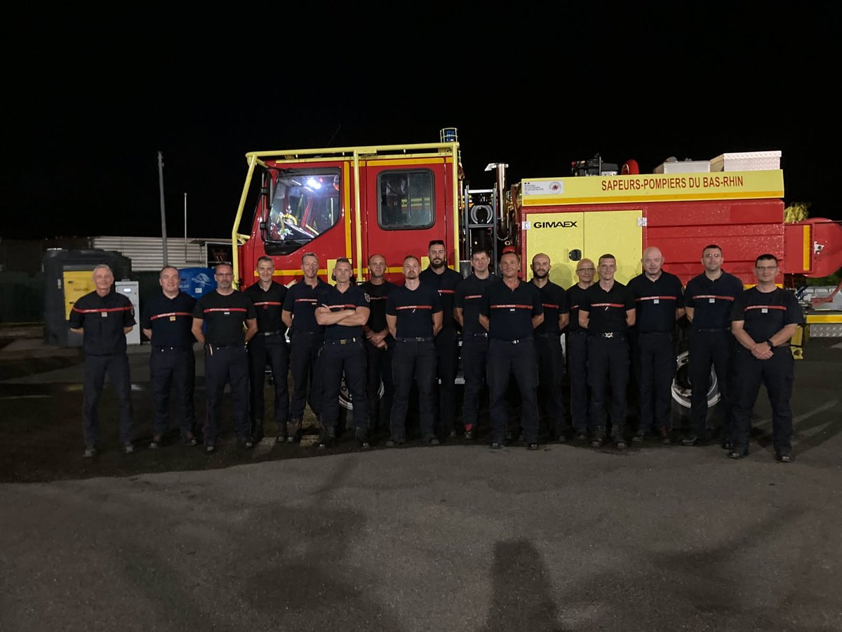 [RENFORT #FDF] 🔥🌳 16 #Pompiers67 et 6 engins ont quitté le Bas-Rhin cette nuit, après un briefing du chef de colonne, pour constituer avec leurs collègues de la zone Est, la colonne Est Alpha, engagée par le COZ EST pour renforcer les #pompiers de la zone Sud.