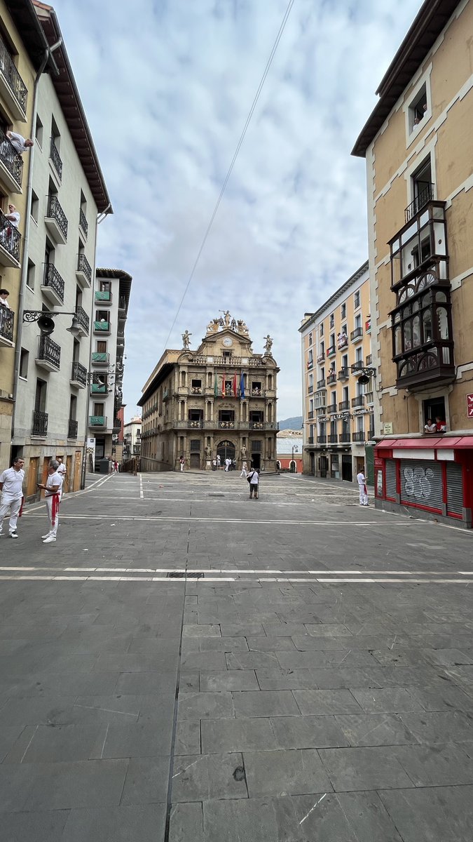 La plaza del Ayuntamiento completamente vacía preparada para #SanFermin2025