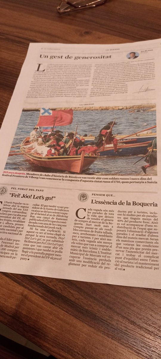 És una llàstima que @Lavanguardia parli de les recreacions històriques que es fan a Rússia, però, en canvi, no ho faci dels múltiples actes del mateix període que fem les diferents associacions del país al llarg de l'any. Fa un mes la foto podria haver estat la mateixa a Arenys