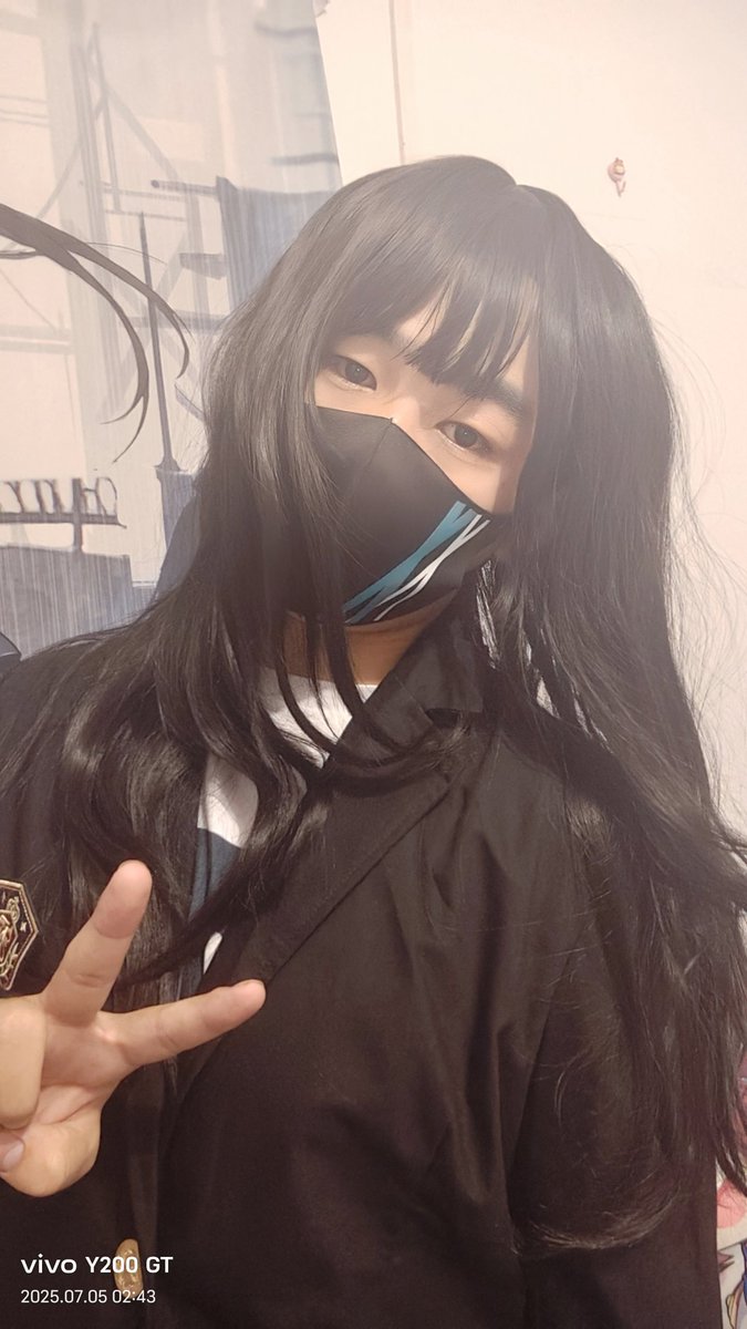 戴假发感觉也不是很好看，可能需要修一下眉毛