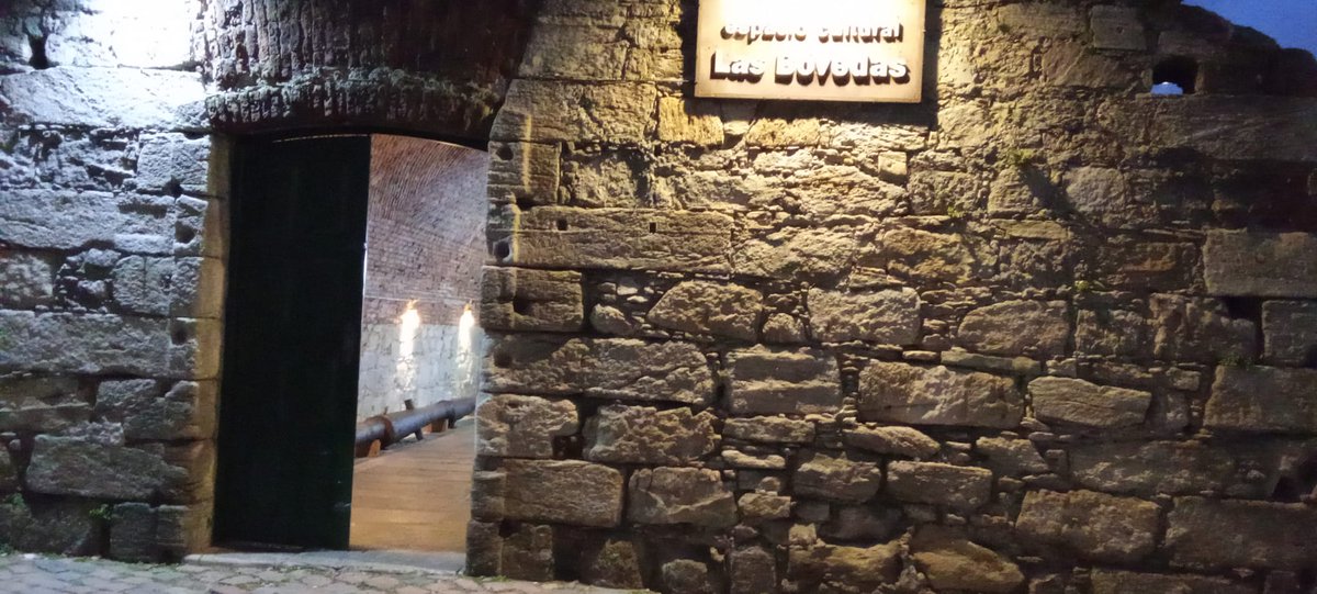 En  la tarde de ayer estuve en la presentación de mi obra EL BAILE DE LOS  ZAPATOS, a cargo del Primera Fila Producción y la dirección de Lucía  Clériche en el espacio cultural LAS BÓVEDAS. Estará varios días más en  ese fantástico lugar del siglo XVIII, convertido en teatro.