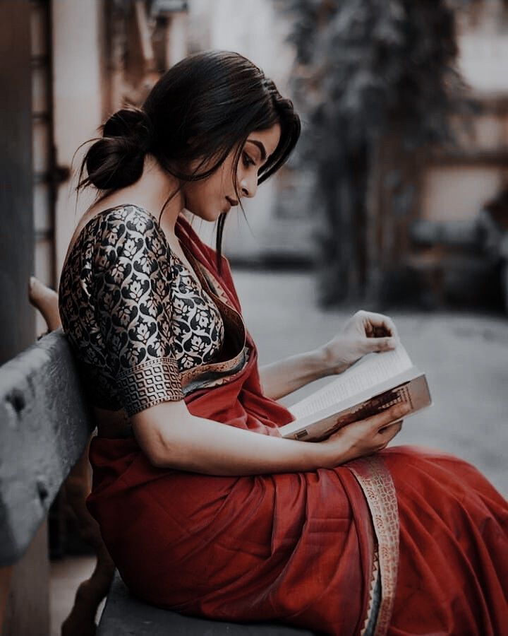 आओ बैठो कभी किसी इतवार को, 
मैं वैसी नहीं हूं जैसी मिलती हूं सोमवार को,