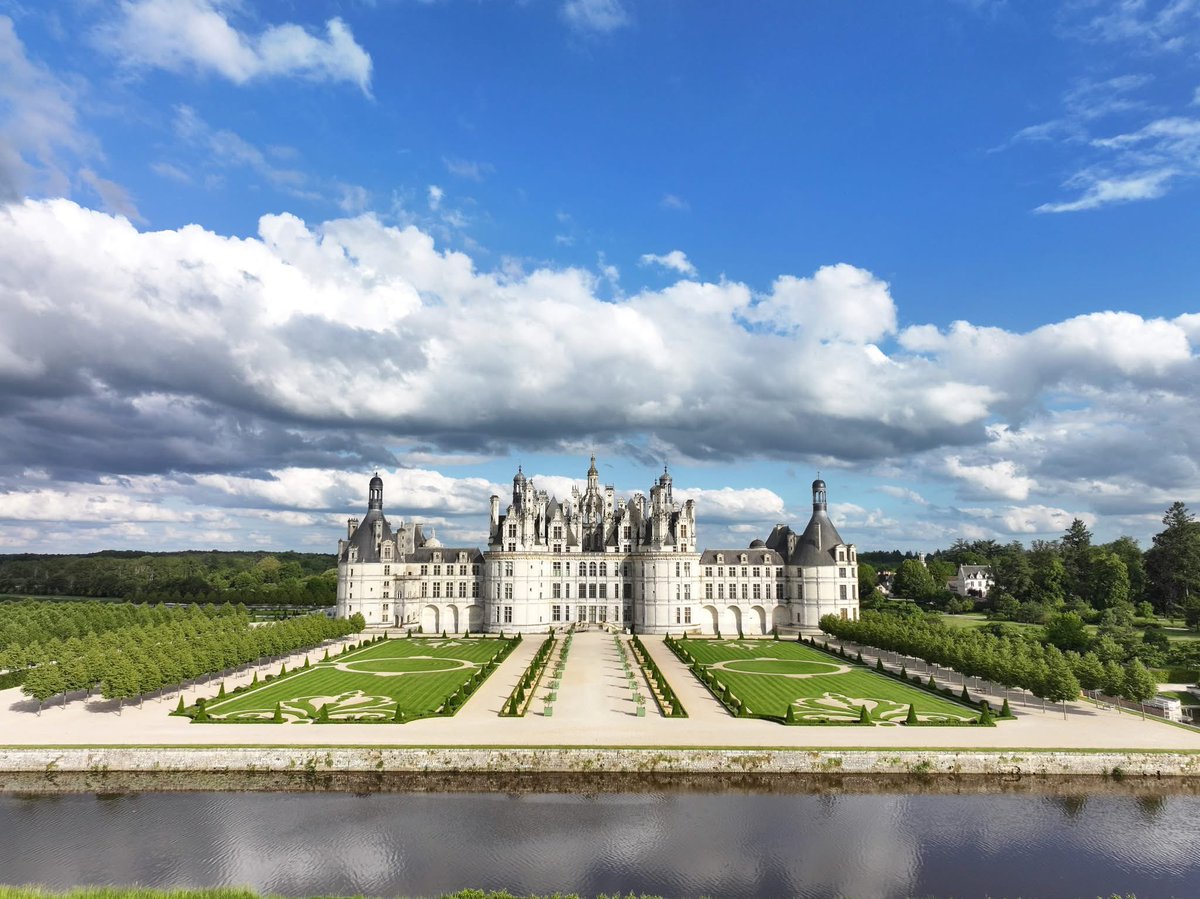 Bonjour <a href="/XFrance/">X France</a> 📸 
Bon dimanche depuis l’un des joyaux du patrimoine français 🇫🇷 ❤️

Hello <a href="/X/">X</a> 👋
Wishing you a peaceful and sunny Sunday 🌞