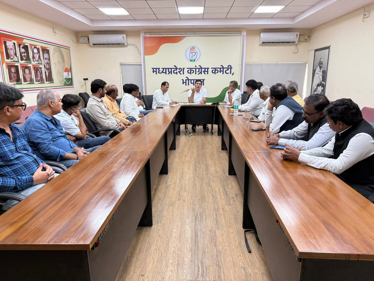 Harish Chaudhary (@barmer_harish) on Twitter photo рдЖрдЬ <a href="/INCMP/">MP Congress</a> рдХрд╛рд░реНрдпрд╛рд▓рдп рднреЛрдкрд╛рд▓ рдореЗрдВ рдкреНрд░рджреЗрд╢ рдХрд╛рдВрдЧреНрд░реЗрд╕ рдХрдореЗрдЯреА рдХреЗ рд╡рд┐рдЪрд╛рд░ рд╡рд┐рднрд╛рдЧ рдХреЗ рд╕рд╛рдерд┐рдпреЛрдВ рдХреЗ рд╕рд╛рде рд╕рдВрд╡рд╛рдж рдФрд░ рдЪрд░реНрдЪрд╛ рдХреЗ рдорд╛рдзреНрдпрдо рд╕реЗ рд╕рдВрдЧрдарди рдХреЗ рд╕рдВрджрд░реНрдн рдореЗрдВ рдордВрдерди рдХрд┐рдпрд╛ред
рдПрдХ рд╕рдВрдЧрдарди рдХреА рд╕рдмрд╕реЗ рдордЬрдмреВрдд рдиреАрдВрд╡ рдЙрд╕ рд╕рдВрдЧрдарди рдХреА рд╡рд┐рдЪрд╛рд░рдзрд╛рд░рд╛ рд╣реИ,рд╣рдо рд▓реЛрдЧ рд╕реМрднрд╛рдЧреНрдпрд╢рд╛рд▓реА рд╣реИ рдХреА рд╣рдо рдПрдХ рдРрд╕реА рд╡рд┐рдЪрд╛рд░рдзрд╛рд░рд╛ рдХреЗ рд╡рд╛рд╣рдХ рд╣реИрдВ рдЬреЛ рд╕рдорд╛рд╡реЗрд╢реА, рдЖрдЬ <a href="/INCMP/">MP Congress</a> рдХрд╛рд░реНрдпрд╛рд▓рдп рднреЛрдкрд╛рд▓ рдореЗрдВ рдкреНрд░рджреЗрд╢ рдХрд╛рдВрдЧреНрд░реЗрд╕ рдХрдореЗрдЯреА рдХреЗ рд╡рд┐рдЪрд╛рд░ рд╡рд┐рднрд╛рдЧ рдХреЗ рд╕рд╛рдерд┐рдпреЛрдВ рдХреЗ рд╕рд╛рде рд╕рдВрд╡рд╛рдж рдФрд░ рдЪрд░реНрдЪрд╛ рдХреЗ рдорд╛рдзреНрдпрдо рд╕реЗ рд╕рдВрдЧрдарди рдХреЗ рд╕рдВрджрд░реНрдн рдореЗрдВ рдордВрдерди рдХрд┐рдпрд╛ред
рдПрдХ рд╕рдВрдЧрдарди рдХреА рд╕рдмрд╕реЗ рдордЬрдмреВрдд рдиреАрдВрд╡ рдЙрд╕ рд╕рдВрдЧрдарди рдХреА рд╡рд┐рдЪрд╛рд░рдзрд╛рд░рд╛ рд╣реИ,рд╣рдо рд▓реЛрдЧ рд╕реМрднрд╛рдЧреНрдпрд╢рд╛рд▓реА рд╣реИ рдХреА рд╣рдо рдПрдХ рдРрд╕реА рд╡рд┐рдЪрд╛рд░рдзрд╛рд░рд╛ рдХреЗ рд╡рд╛рд╣рдХ рд╣реИрдВ рдЬреЛ рд╕рдорд╛рд╡реЗрд╢реА,
