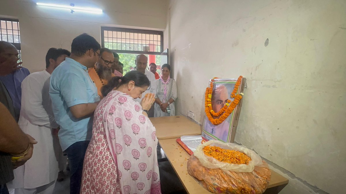 ShaktiRaniS's tweet image. आज भारतीय जनसंघ के संस्थापक अध्यक्ष डॉ. श्यामा प्रसाद मुखर्जी जी की 125वीं जयंती के अवसर पर कालका के मुख्य बाजार में स्थित गवर्नमेंट सीनियर सेकेंडरी स्कूल में आयोजित कार्यक्रम में उनकी प्रतिमा पर पुष्पांजलि अर्पित कर उन्हें नमन किया।
भारत की एकता, अखंडता और स्वाभिमान के लिए डॉ.…