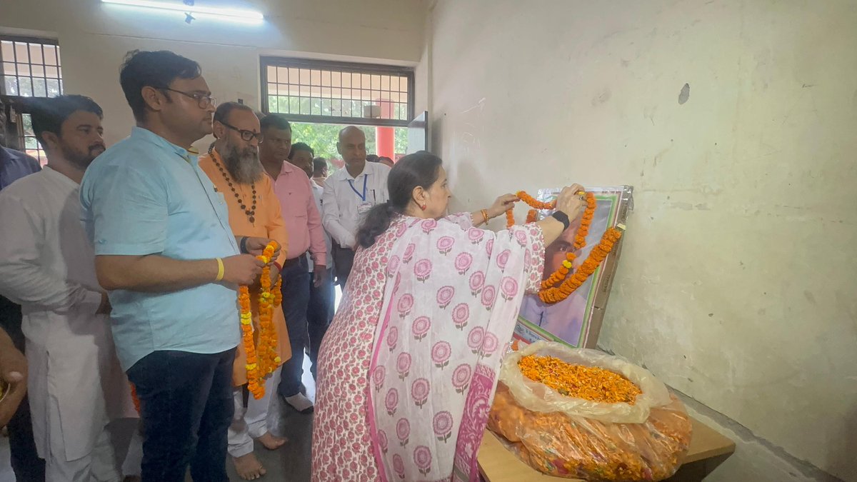 ShaktiRaniS's tweet image. आज भारतीय जनसंघ के संस्थापक अध्यक्ष डॉ. श्यामा प्रसाद मुखर्जी जी की 125वीं जयंती के अवसर पर कालका के मुख्य बाजार में स्थित गवर्नमेंट सीनियर सेकेंडरी स्कूल में आयोजित कार्यक्रम में उनकी प्रतिमा पर पुष्पांजलि अर्पित कर उन्हें नमन किया।
भारत की एकता, अखंडता और स्वाभिमान के लिए डॉ.…