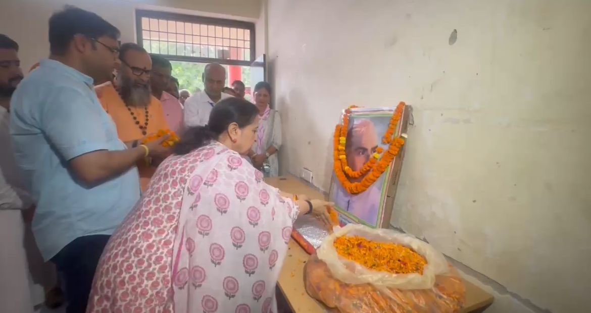 ShaktiRaniS's tweet image. आज भारतीय जनसंघ के संस्थापक अध्यक्ष डॉ. श्यामा प्रसाद मुखर्जी जी की 125वीं जयंती के अवसर पर कालका के मुख्य बाजार में स्थित गवर्नमेंट सीनियर सेकेंडरी स्कूल में आयोजित कार्यक्रम में उनकी प्रतिमा पर पुष्पांजलि अर्पित कर उन्हें नमन किया।
भारत की एकता, अखंडता और स्वाभिमान के लिए डॉ.…