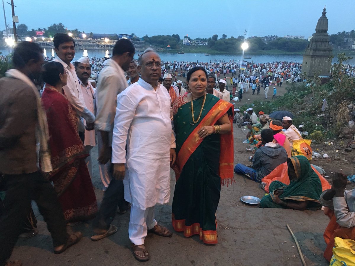 देवशयनी आषाढी एकादशी च्या हार्दिक शुभेच्छा!

माझे माहेर पंढरी ।
     चंद्रभागेच्या तीरी ॥
विठ्ठल भूमी खरी ।
     रखुमाई ही शेजारी ॥
जय जय राम कृष्ण हरी ॥

अवघी दुमदुमली पंढरी ।
       विठ्ठल दर्शनाचा आनंद भारी ॥
चरणस्पर्श देई उभारी ।
       जय जय राम कृष्ण हरी ॥
🙏🙏🙏🙏