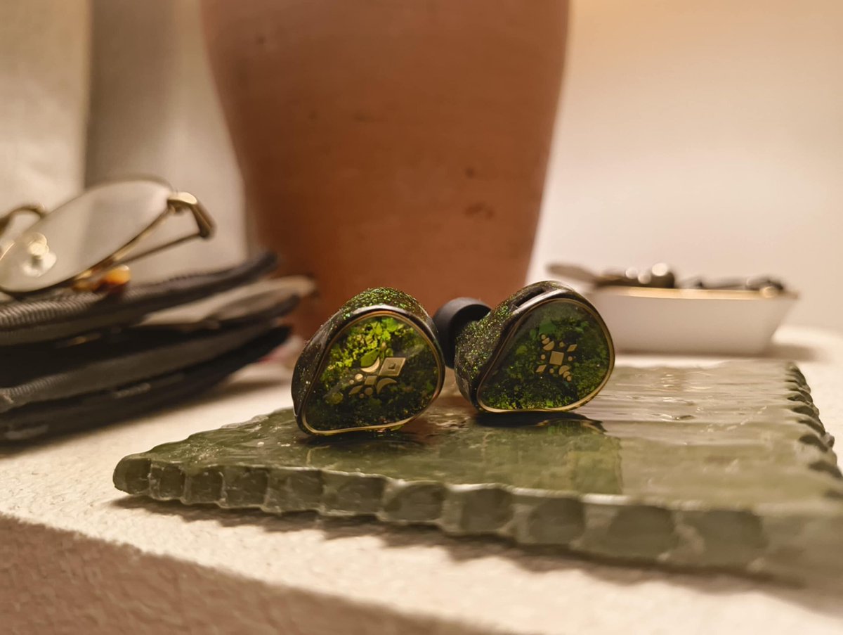 New IEMs, Reviews: Rossi and Wing Synchronicity Review- All is Revealed by Kevin Goh
theheadphonelist.com/rossi-and-wing…