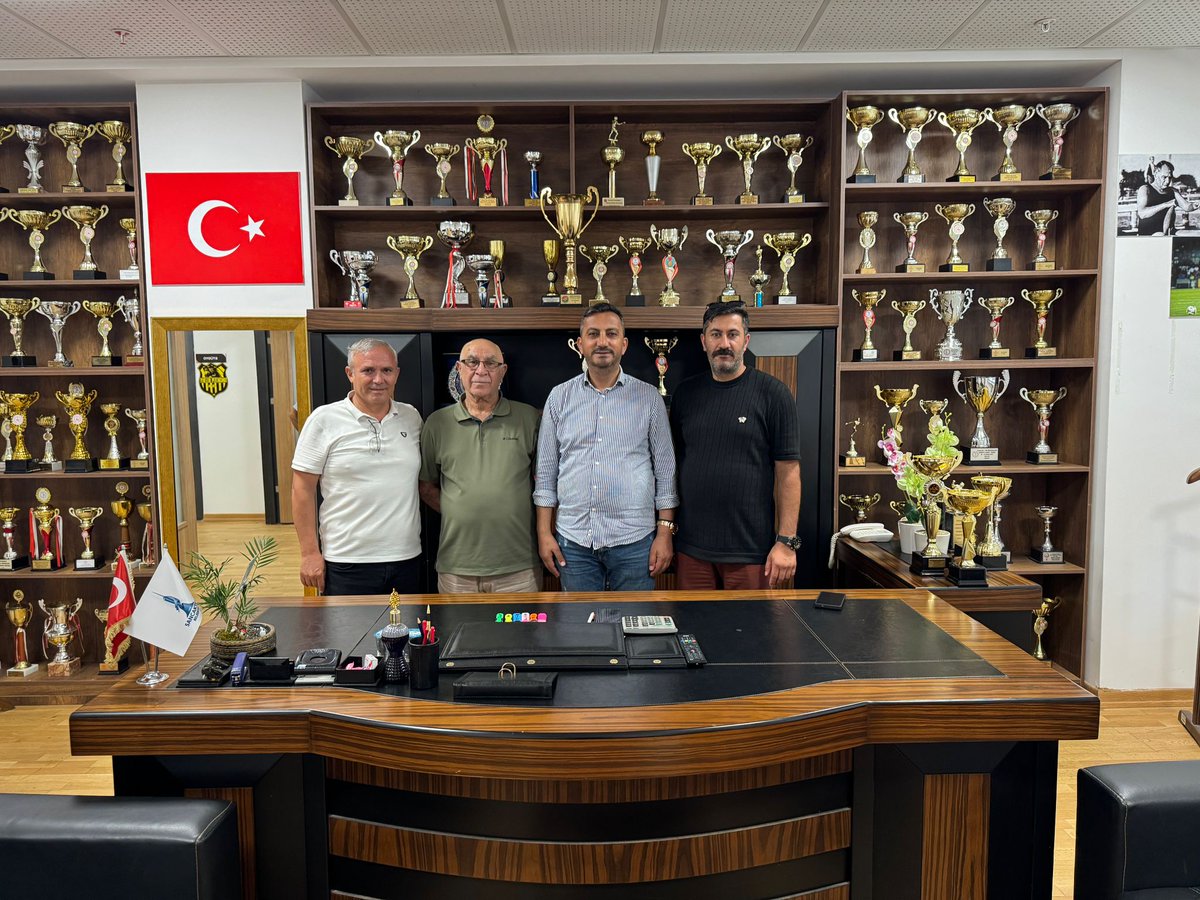Kulübümüzde anlamlı bir ziyaret gerçekleşti. Değerli misafirlerimiz Mehmet Bayır ve Ömer Bey, Sancaktepe Belediye Spor Kulübü’ne hayırlı olsun dileklerini ilettiler. Bu nazik ziyaretleri için kendilerine teşekkür ediyoruz.