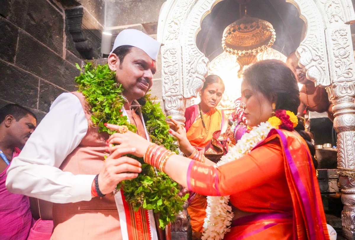 बहुत सुकृतांची जोडी । म्हणुनि विठ्ठलीं आवडी ॥

महाराष्ट्राचे लाडके मुख्यमंत्री मा.श्री. देवेंद्रजी फडणवीस यांच्या शुभहस्ते आज आषाढी एकादशीच्या मंगलमयी पर्वानिमित्त श्री क्षेत्र पंढरपूर येथे भगवंत श्री विठ्ठल आणि रुक्मिणी मातेची शासकीय महापूजा करण्यात आली. 

मा. देवेंद्रजींनी