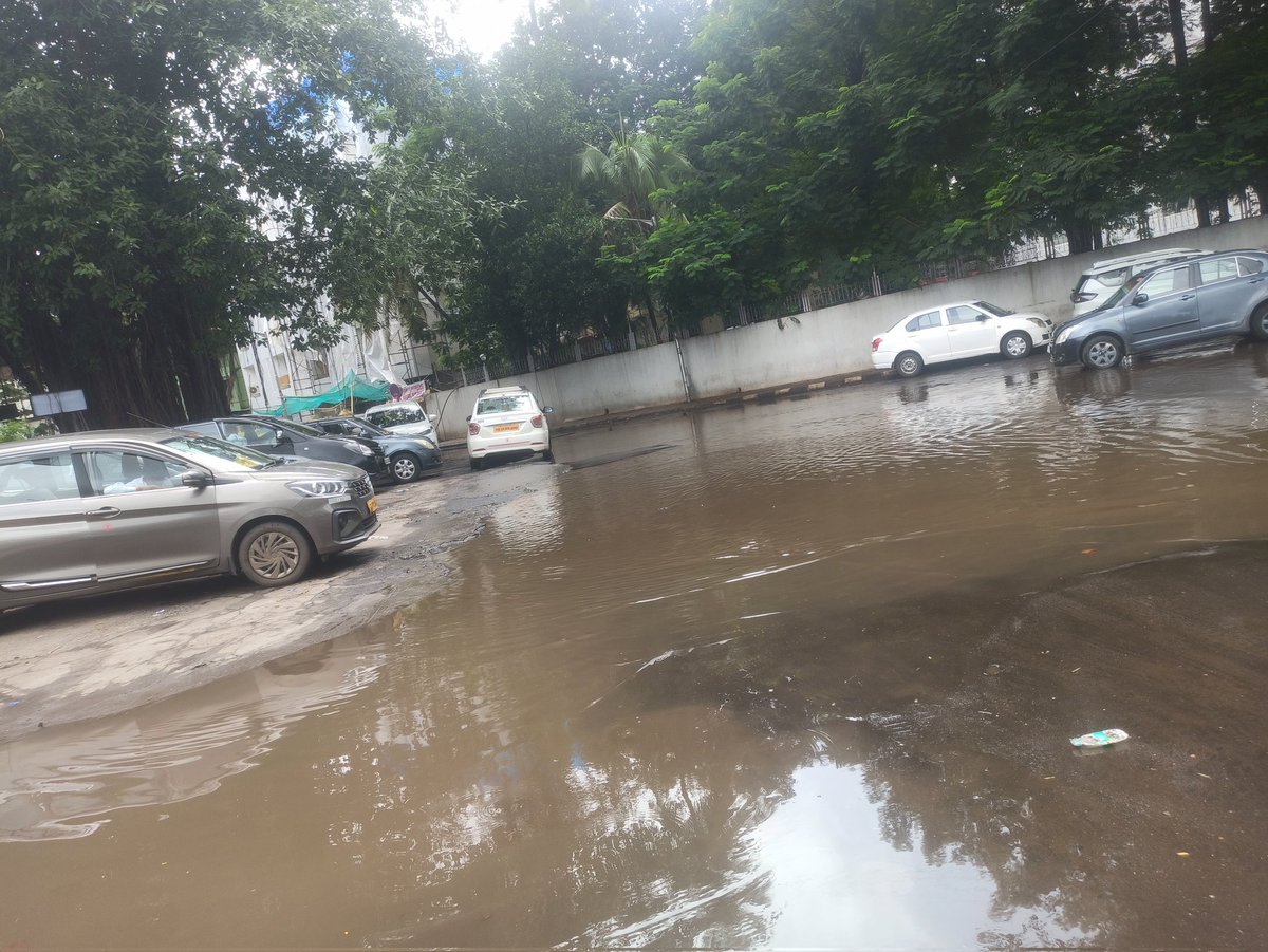 "Avion Hotel, Vile Parle East परिसरात थोडा पाऊस पडताच रस्त्यावर पाणी साचतं आणि खड्ड्यांनमुळे वाहनचालकांना त्रास होतो. कृपया BMC योग्य ती कारवाई करावी. <a href="/mybmcWardKE/">Ward KE BMC</a> <a href="/mybmc/">माझी Mumbai, आपली BMC</a> <a href="/OurVileParle/">Our VileParle</a> <a href="/VileParle_PS/">विलेपार्ले पोलीस ठाणे- Vile Parle PS Mumbai</a>
