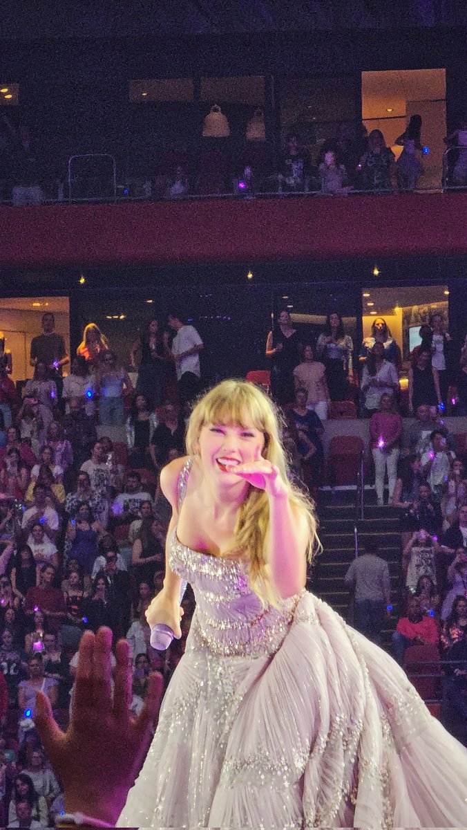 Een jaar geleden meerdere keren oogcontact met TayTay gemaakt, want ook dat is een voordeel van een kop boven de rest van het publiek uitsteken ❤️