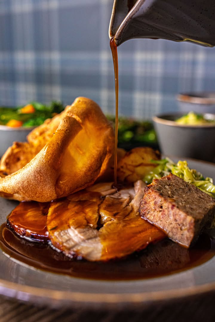 BottleGlassPub's tweet image. The best way to spend a rainy Sunday = tucking into a B&G roast with all the trimmings! π₯π₯©
Our Sunday Menu is served from 12-7pm! π΄ Come & join us on today for the best meal of the week (furry friends are welcome too πΎ)
Book your table: bit.ly/3ke9bgX