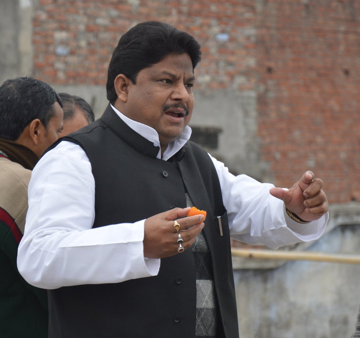 VivekanandUPPSS's tweet photo. @DrDCSHARMAUPPSS
प्रदेश अध्यक्ष
उत्तर प्रदेश शिक्षक महासंघ
#Justiceforschoolschildren
#Justiceforschoolschildren
#Justiceforschoolschildren 
प्रदेश अध्यक्ष
उत्तर प्रदेशीय प्राथमिक शिक्षक संघ

बेसिक शिक्षा विभाग के उच्च अधिकारी कह रहे हैं कि हमने प्रधान अध्यापकों के पद समाप्त नहीं किए हैं 
हम कह रह कि ��द यदि समाप्त नहीं है तो स्वीकृत पदों के सापेक्ष नियुक्त प्रधान अध्यापक को सरप्लस क्यों घोषित किया जा रहा है 
तो अधिकारी का कहना है कि नियुक्ति वहीं होगी जहाँ प्राइमरी स्कूल में 150 तथा जूनियर हाईस्कूल में 100 छात्र संख्या होगी क्योंकि RTE के अनुसार वहां प्र अ नहीं होगा तो ऐसे पदों का शिक्षक क्या करेंगे ।
RTE वर्ष 2009 में आया और उत्तर प्रदेश सरकार ने वर्ष 2011 में लागू किया 
2011 से 2012 तक की सरकार में तत्काली�� शिक्षा मंत्री जी से अनुरोध किया गया कि यदि किसी विद्यालय में आपको न्यूनतम 2 स अ रखने हैं तो 1 प्र अ एवं 1 स अ रखिए तो उस सरकार ने इस सुझाव को माना और किसी भी प्र अ को नहीं हटाया गया 
2012 से 2017 तक की सरकार में तत्कालीन शिक्षा मंत्री श्री राम गोबिंद चौधरी जी के समय भारत सरकार से RTE के अनुसार शिक्षक तैनाती की बात जब आई तो उन्होंने
शिक्षक संघ को वार्ता को बुलाया और चर्चा के बाद निर्णय लिया कि प्रत्येक विद्यालय में एक प्रधान अध्यापक अवश्य नियुक्त करेंगे उसके बाद उन्होंने प्र अध्यापकों की कमी को पूरा करने के लिए प्रा वि के प्र अध्यापक के पद पर पदोन्नति हेतु आवश्यक न्यूनतम सेवा अवधि 5 वर्ष को घटाकर 3 वर्ष कराया और लगभग एक लाख शिक्षकों की पदोन्नति हुई
यही बात शिक्षक संघ आज भी विभाग से कह रहे हैं कि प्रत्येक विद्यालय में ए�� प्र अ अवश्य रखिए लेकिन यह मानने को तैयार नहीं है 
वर्ष 2015 से आज तक एक भी शिक्षक की पदोन्नति नहीं हुई
कोई भी विभाग, संस्था या सरकार बिना मुखिया के नहीं चलता लेकिन यह विद्यालय बिना हेड मास्टर के चलायेंगे और हेड का काम सहायक अध्यापक से लेंगे वो भी हेड के पद का वेतन दिए बिना
यह तानाशाही नहीं तो क्या है
जब तमाम तथाकथित संघ केवल एक ही मुद्दे पर शिक्षकों को आंदोलन को सपोर्ट करने की बात करते थे तो
हमने ���दैव कहा कि ��िक्षकों की प्रत्येक समस्या के निराकरण को प्राथमिकता में नहीं रखा तो यह सब छीन लेंगे 
आज वही दिन हम सबके सामने है 
हजारों प्रधान अध्यापकों को सरप्लस घोषित कर दिया गया अर्थात उन विद्यालयों में प्रधान अध्यापक के पद समाप्त कर दिये गये
आप हेड मास्टर के पद माँग रहे थे तो उन्होंने हजारों विद्यालय बंद करने का निर्णय ले लिया

इसलिए आवश्यक है कि आम शिक्षक को इस मनमानी से अवगत कराए 
शिक्षकों के हितों पर कुठाराघात सहन नहीं किया जाये

कृपया आप अपने साथियों सहित

हमारे अपने बच्चों की आवाज उठाने के लिए इस हैशटैग को
ट्वीट और रीट्वीट करें

#Justiceforschoolschildren
#Justiceforschoolschildren
#Justiceforschoolschildren