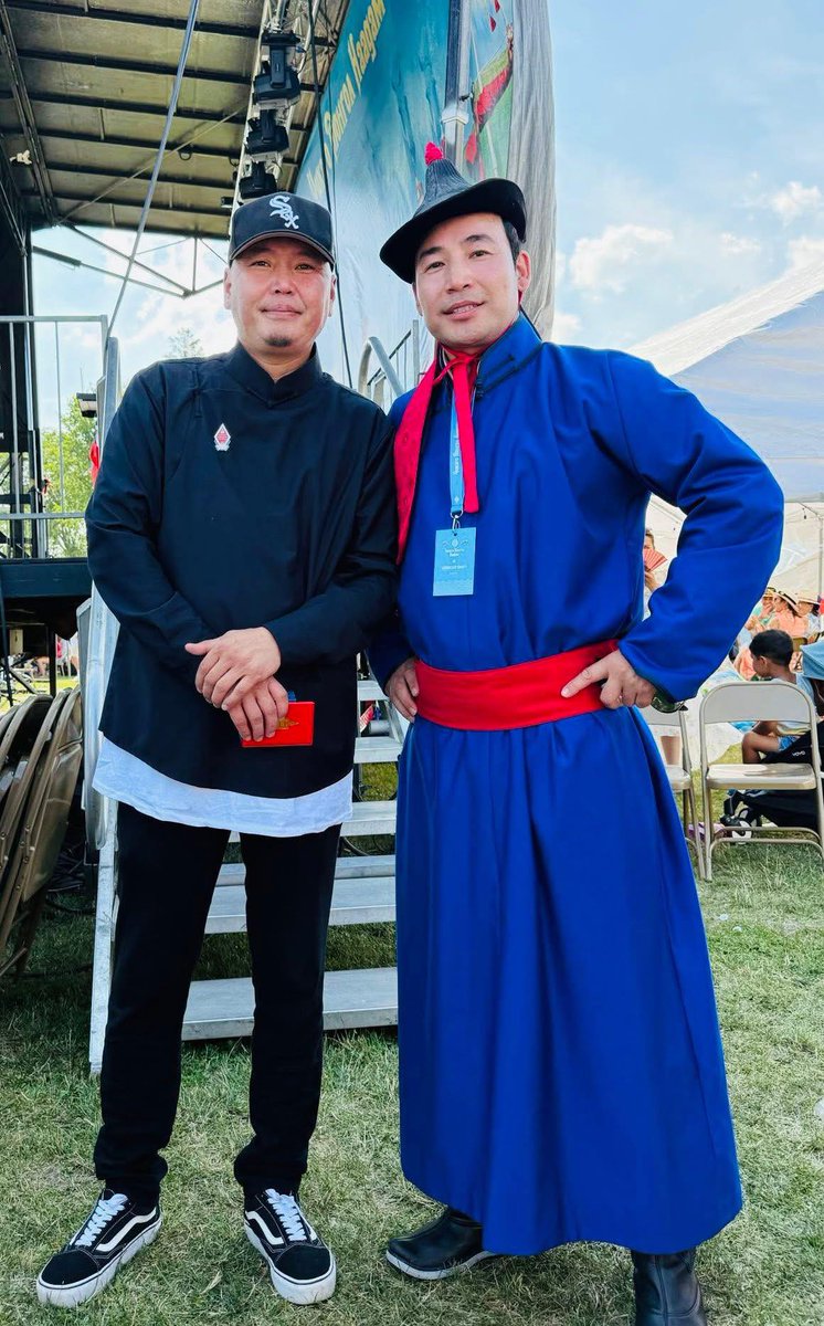 Дуучин BX буюу Ц.Батбаатар СТА цол тэмдгээр энгэрээ мялаалаа. 
Тодруулбал, тэрбээр АНУ-ын Чикаго хотод амьдарч буй монголчуудын наадмын үеэр ийнхүү шагнуулсан аж.