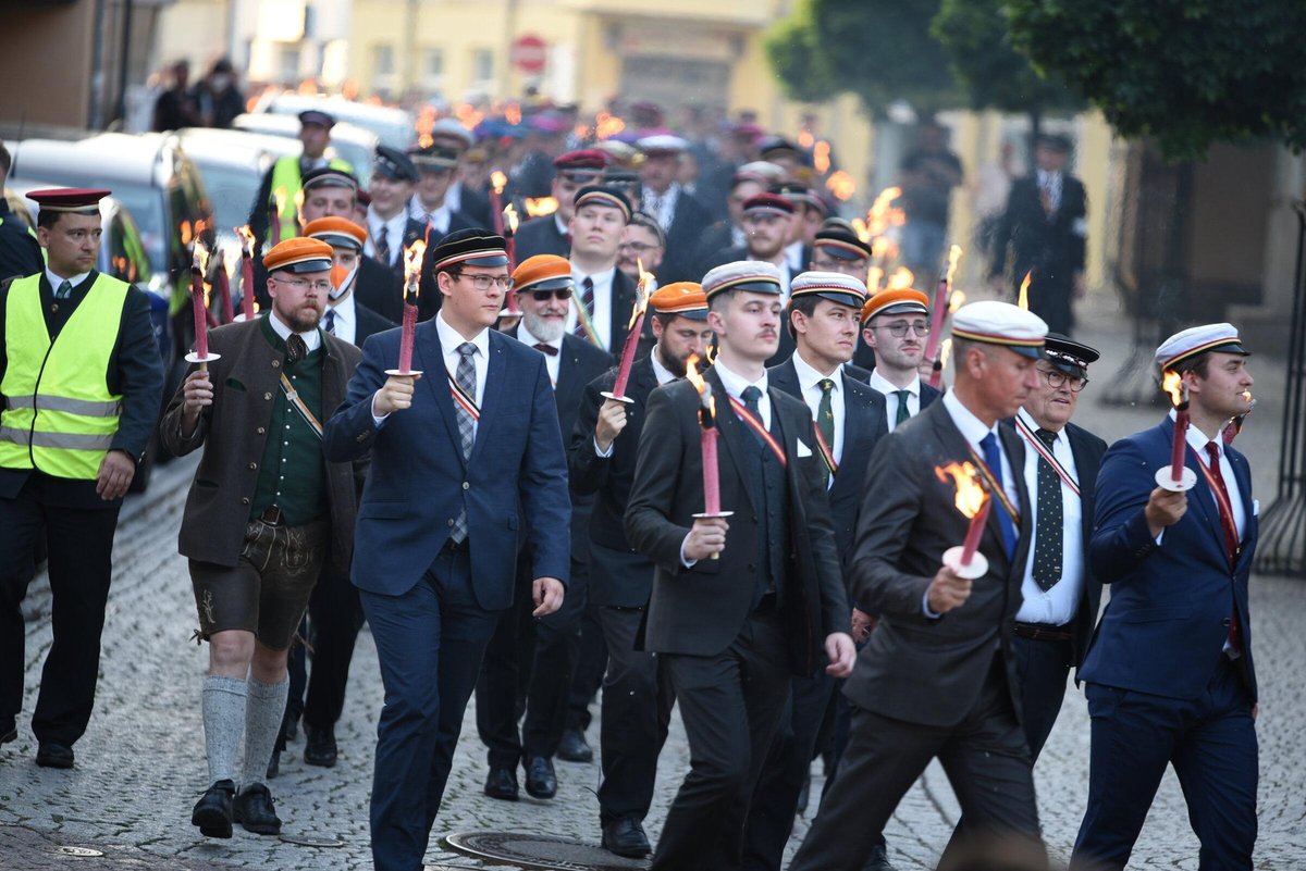 Vom 12. bis 15. Juni 2025 trafen sich Burschenschafter des extrem rechten Dachverbands »Deutsche Burschenschaft (DB)« in #Seebach und #Eisenach zu ihrem jährlichen #Burschentag. Am Freitag fand ein Fackelmarsch mit ca. 300 Personen statt.

Bilder: pixelarchiv.org/event/2025.06.…
