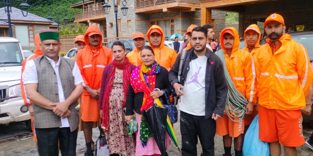 SukhuSukhvinder's tweet photo. मंडी ज़िला के जंजैहली में एक निजी होटल में फंसे 63 पर्यटकों एवं चालक दल को NDRF एवं स्थानीय प्रशासन के समन्वित प्रयासों से सकुशल रेस्क्यू किया गया है।

सभी सुरक्षित लोग करसोग होते हुए रायगढ़ पहुँच गए हैं।

हमारी सरकार हर व्यक्ति की सुरक्षा के लिए पूरी तरह सजग और सतर्क है। साथ ही, ज़रूरतमंदों तक समय पर सहायता पहुँचाने के लिए युद्धस्तर पर कार्य कर रही है।

मैं NDRF एवं स्थानीय प्रशासन की पूरी टीम को इस सफल अभियान के लिए बधाई देता हूँ।