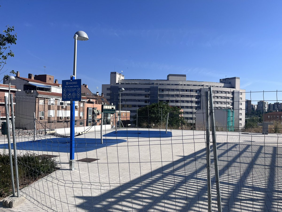 ¿Qué tienen en la cabeza los de planificación urbanística del Ayto de Madrid para diseñar una zona de juegos estilo parrilla a la brasa sin una sombra? ¿Tan difícil es darse cuenta de que ahí no se puede ni estar? Por no hablar de que sigue cerrado 18 meses después #Tetuan
