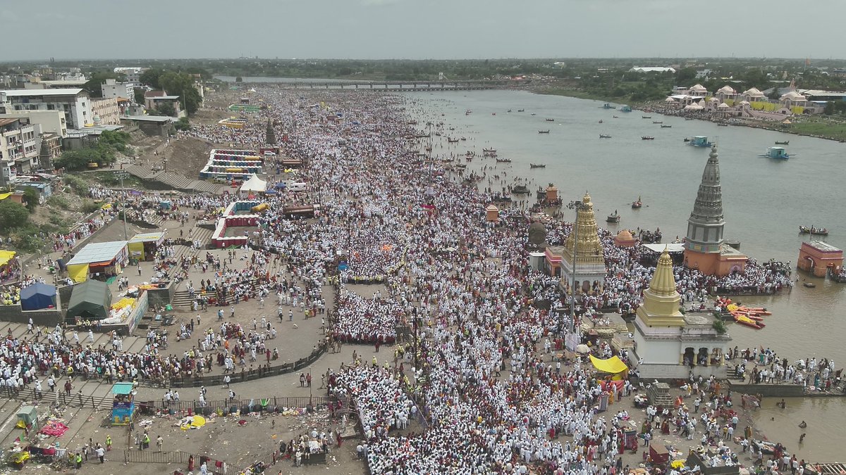 पंढरपूर नगरीत भक्तीचा महापूर*

🌟 वारीचं दृश्य जे शब्दात मावत नाही… पण ड्रोनने कैद केलं!
👣 वारकऱ्यांचा महासागर, विठोबाच्या दरबारात!

#PandharpurDarshan #AshadhiEkadashi #spiritualjourney
